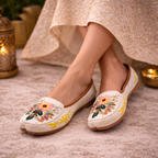 Off-white floral embroidered Punjabi jutti by Desi Step London