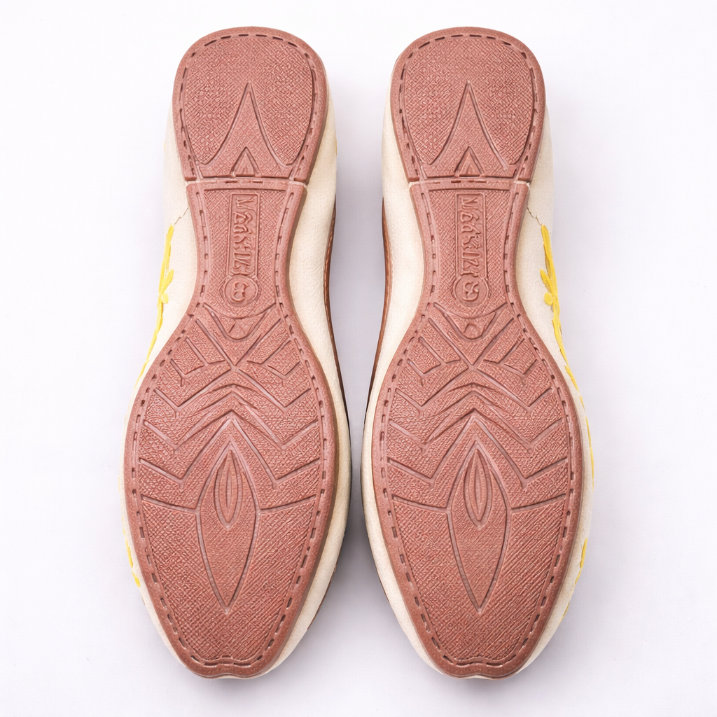 Off-white floral embroidered Punjabi jutti by Desi Step London