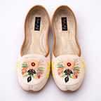 Off-white floral embroidered Punjabi jutti by Desi Step London