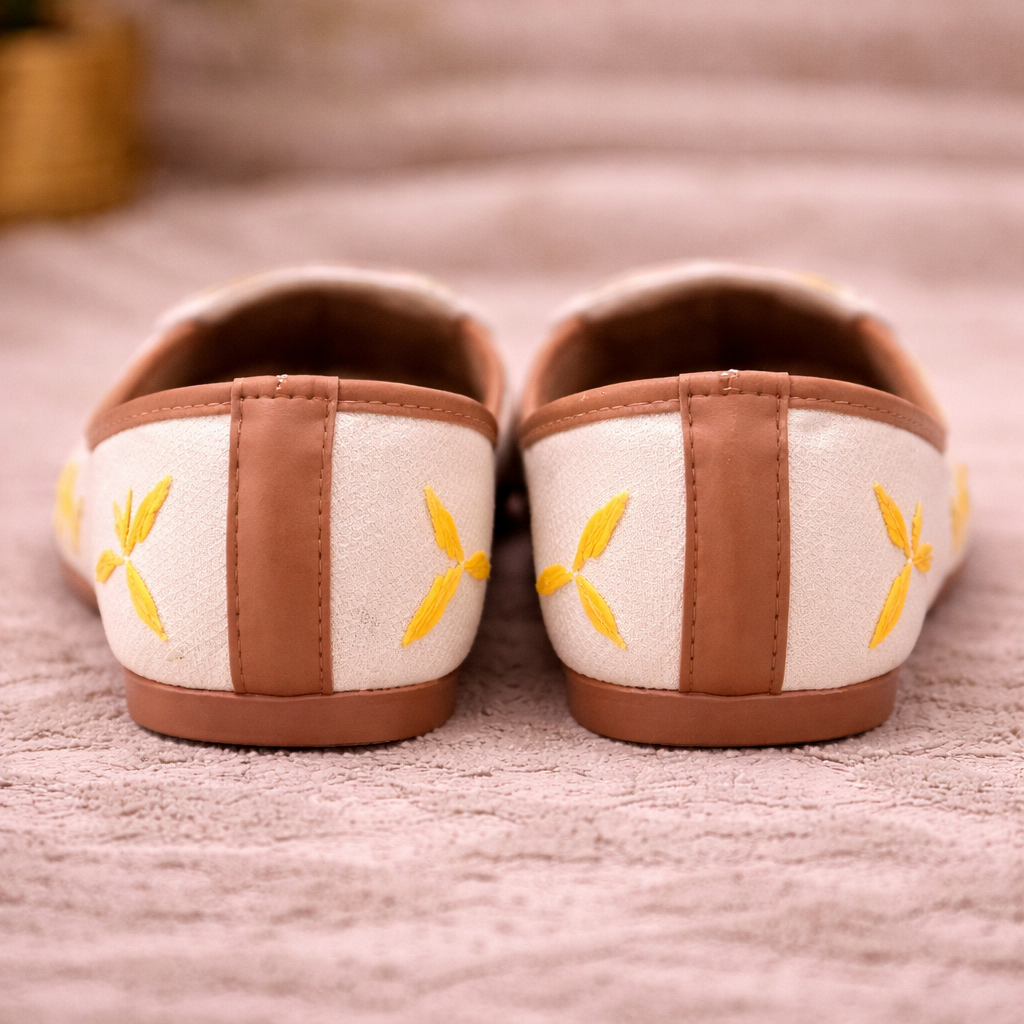Off-white floral embroidered Punjabi jutti by Desi Step London