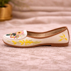 Off-white floral embroidered Punjabi jutti by Desi Step London